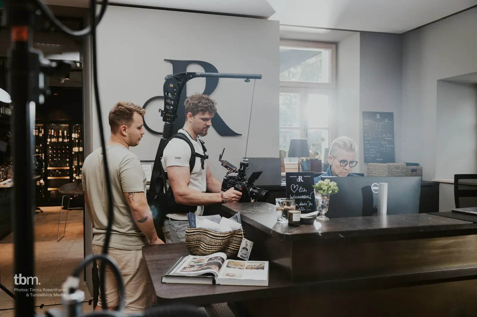 Filming the host coaching advertising campaign for ecoplus, camera on a gimbal at a reception desk