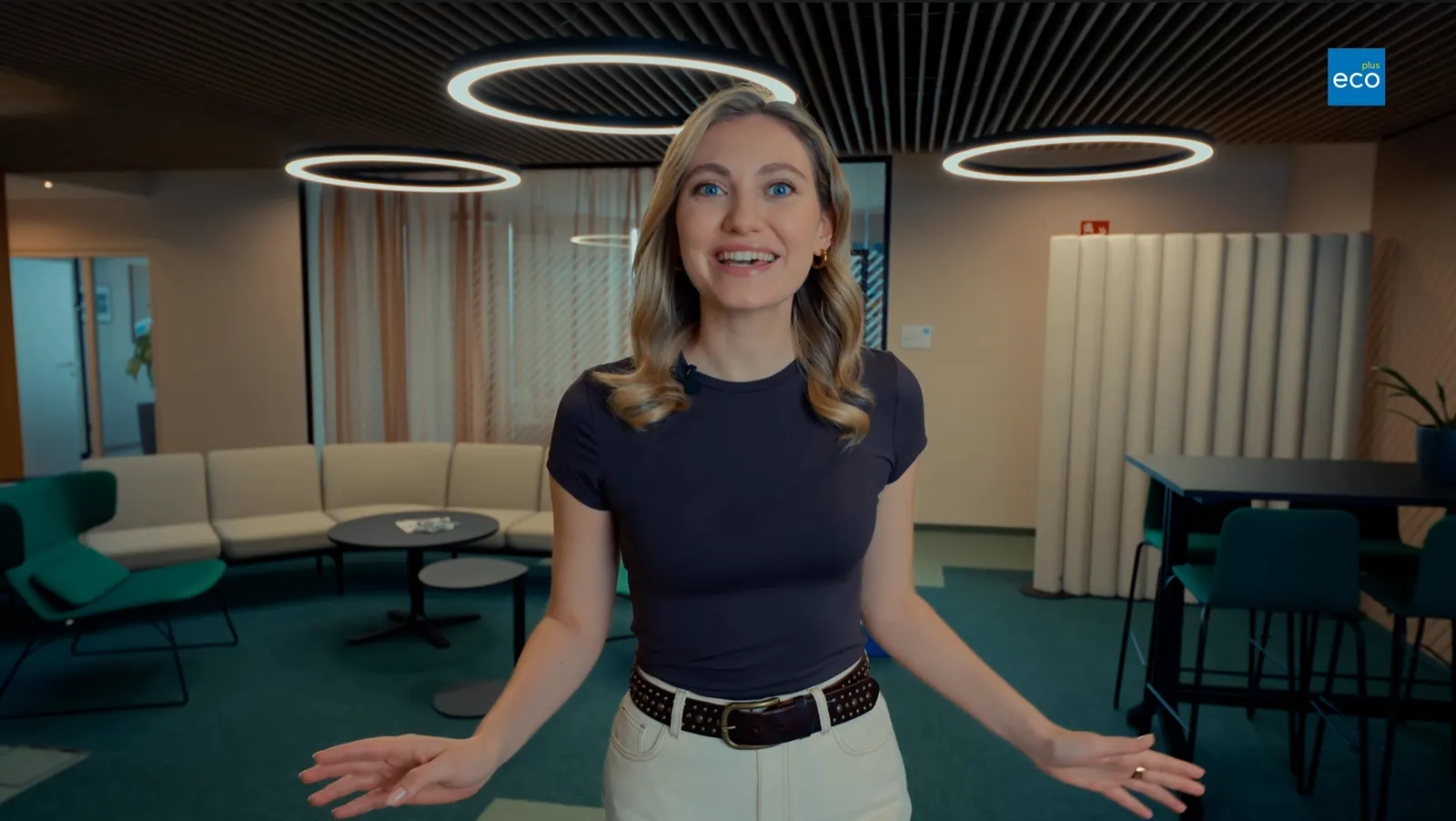 Presenter Vicky in a lounge at the ecoplus headquarters, brand film for ecoplus