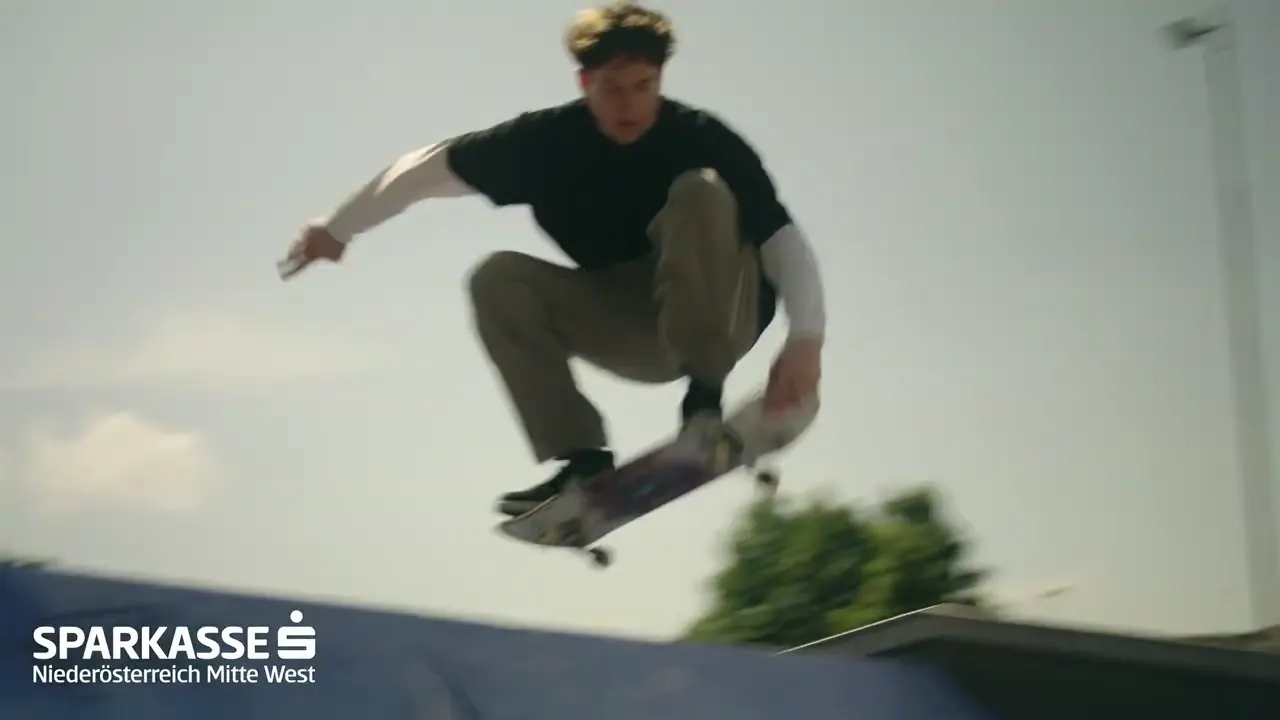 Skater jumping over a ramp, scene from the Sparkasse Niederösterreich recruiting campaign